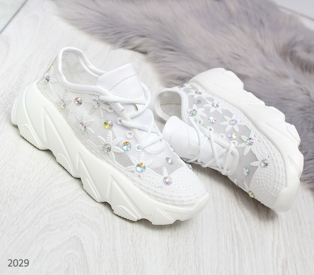 Летние белые женские кроссовки с декором - фото 1 - id-p10136247