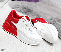 Белые городские кроссовки с красной вставкой