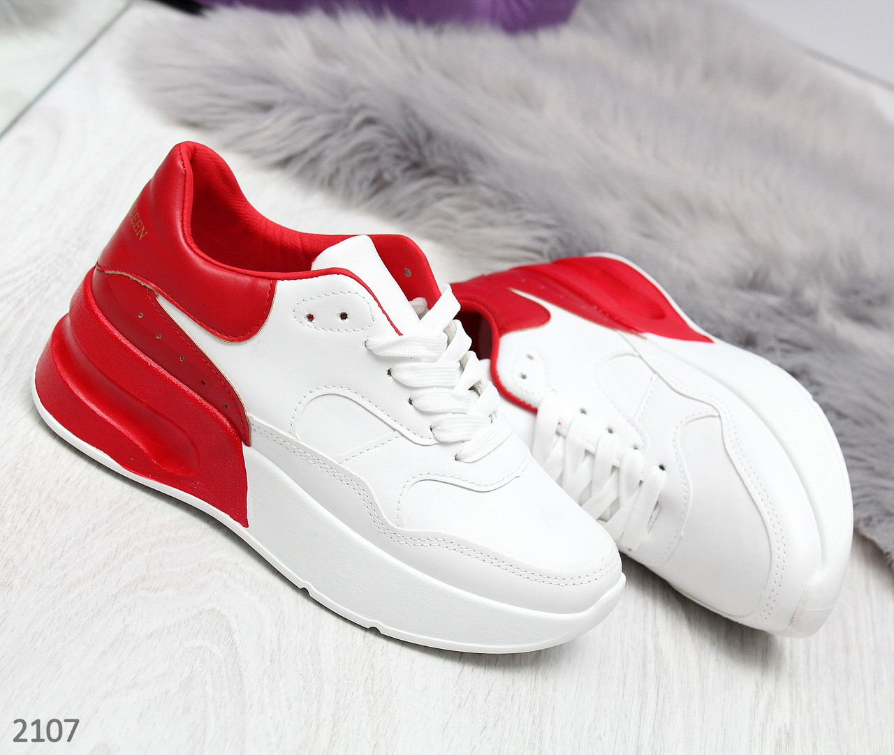 Белые городские кроссовки с красной вставкой - фото 1 - id-p10137065