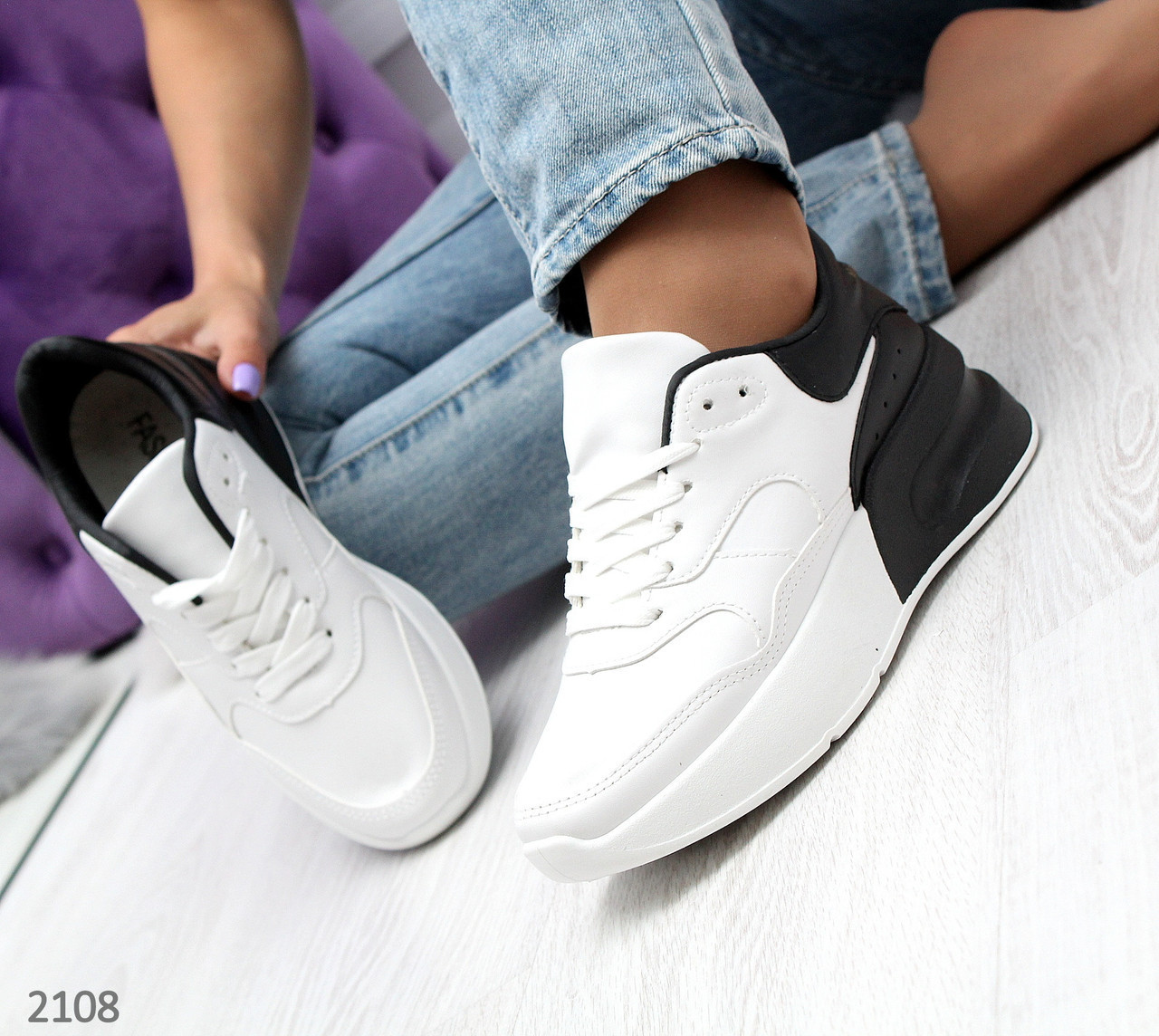 Белые городские кроссовки с черной вставкой - фото 1 - id-p10137279