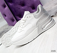 Белые городские кроссовки с серебристой вставкой