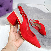 Красные замшевые туфли на устойчивом каблуке