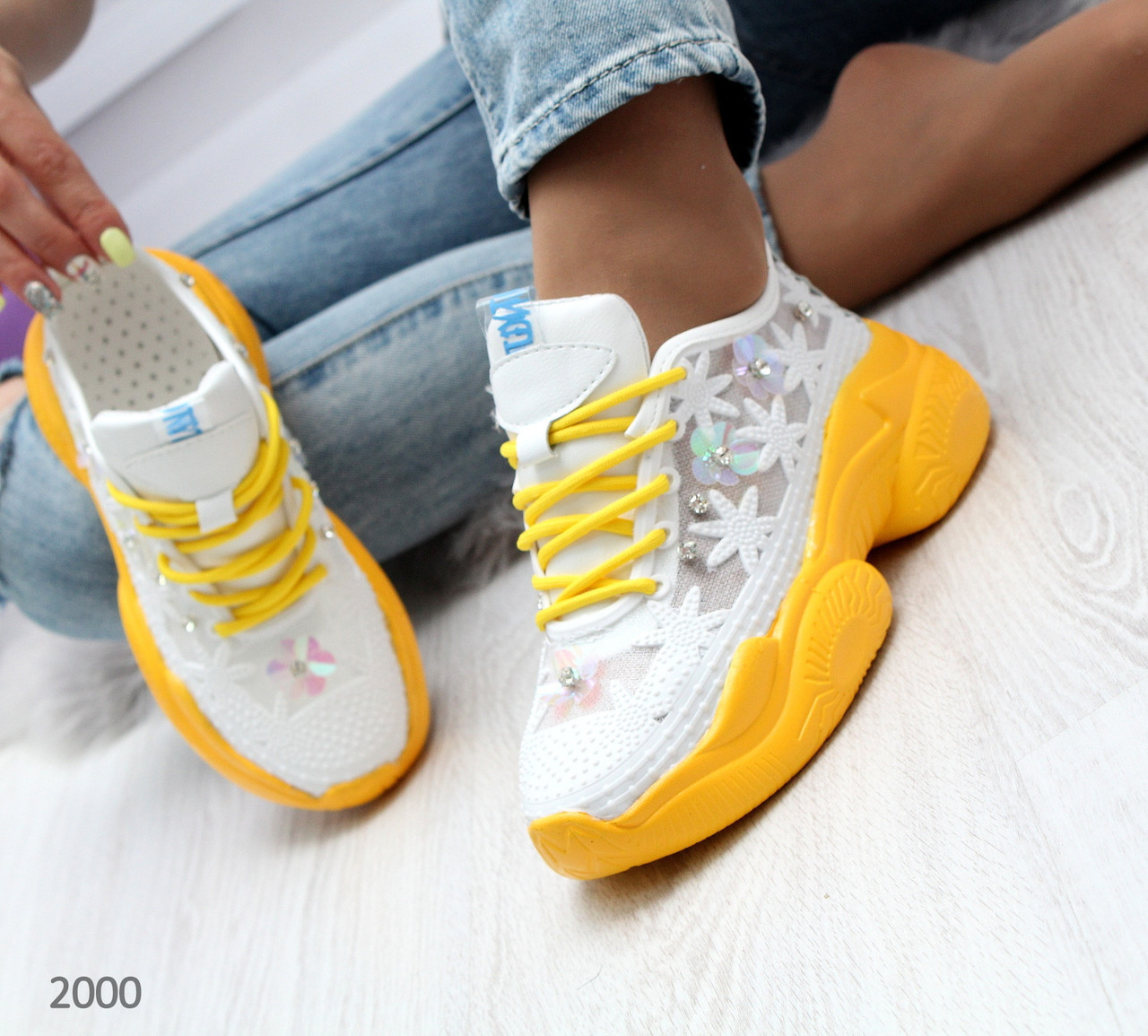 Женские белые кроссовки на желтой подошве - фото 1 - id-p10138054