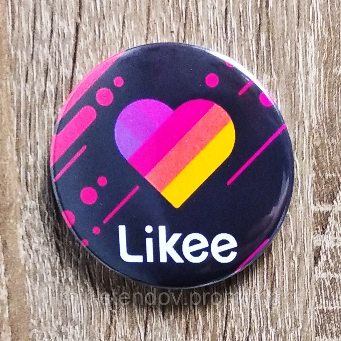 Значок металлический Likee. Сердечко. Черный фон, фото 1