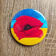 Значок ко дню Победа Мак на фоне флага Украины