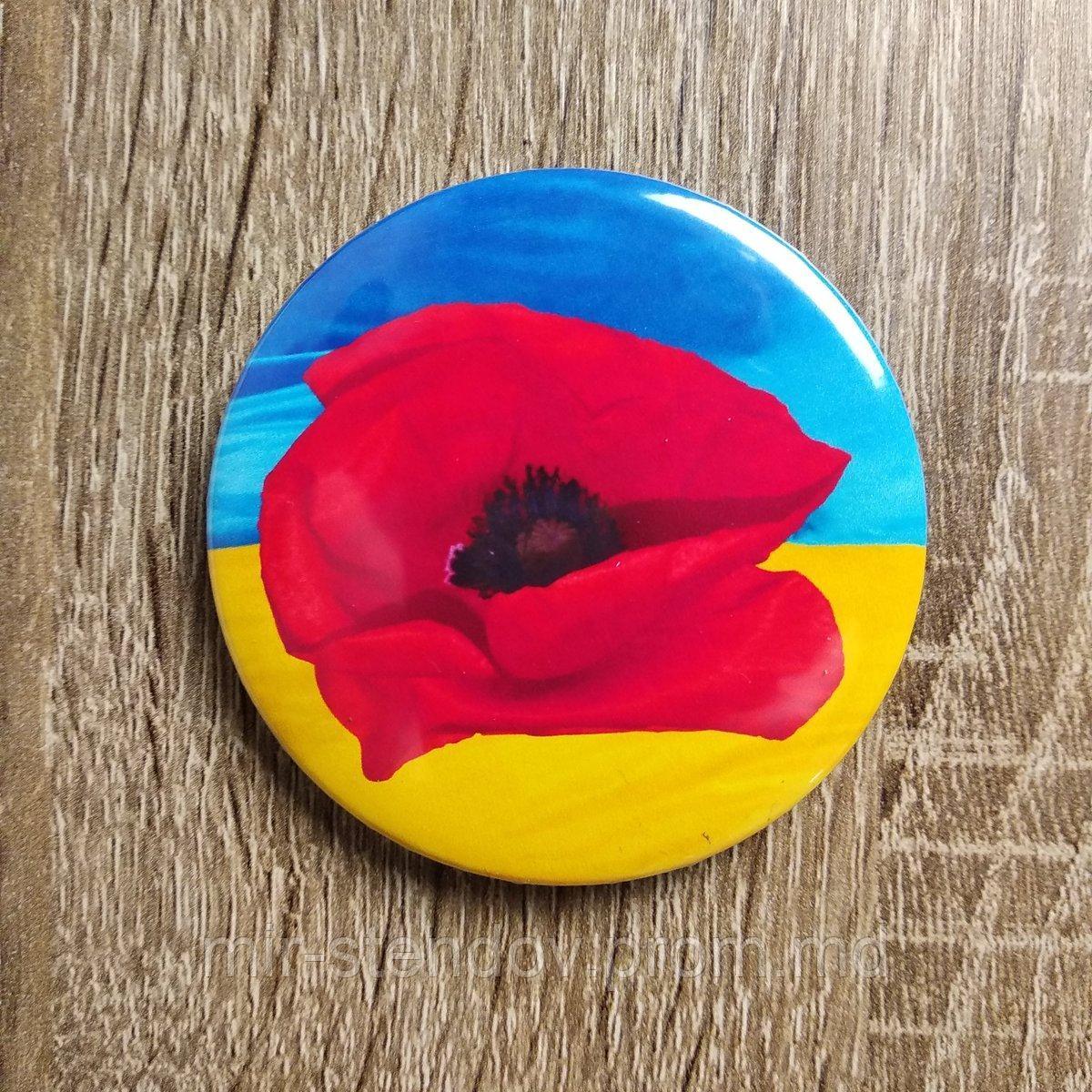 Значок ко дню Победа Мак на фоне флага Украины, фото 1