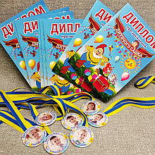 Диплом и медаль для выпускника детского сада с фотографиями выпускников