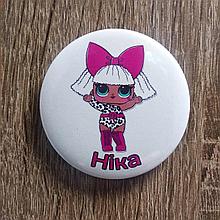 Ника. Именной значок с изображением мультгероя