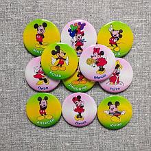 Значки Микки Маус с именами детей