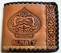 Кожаное портмоне с казахским орнаментом. Сувениры Казахстана