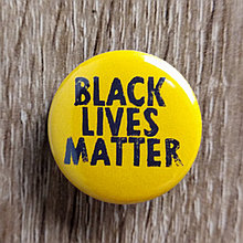 Значок  "Black Lives Matter"