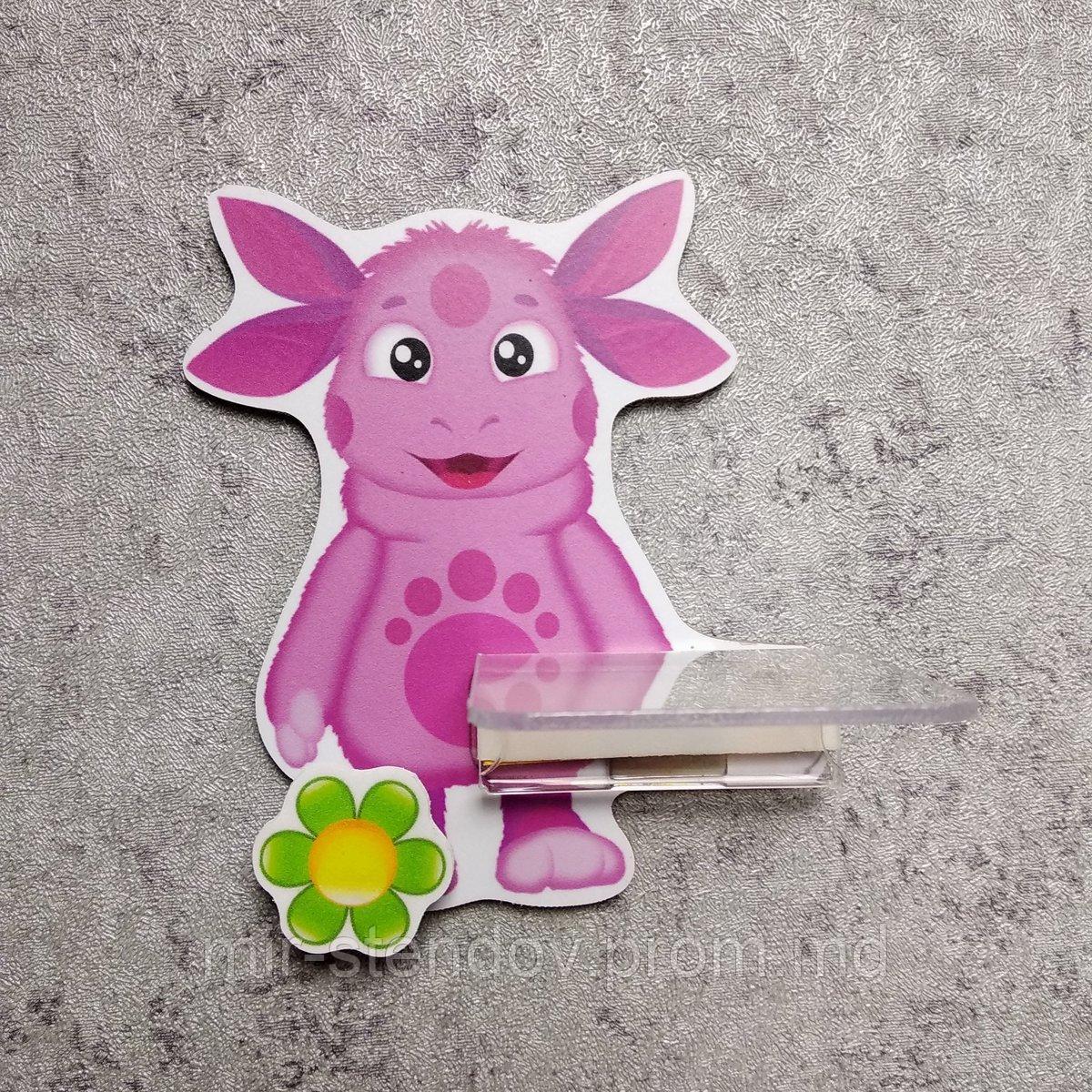 Стенд с полочкой для поделки и магнитом для рисунка Лунтик, фото 1