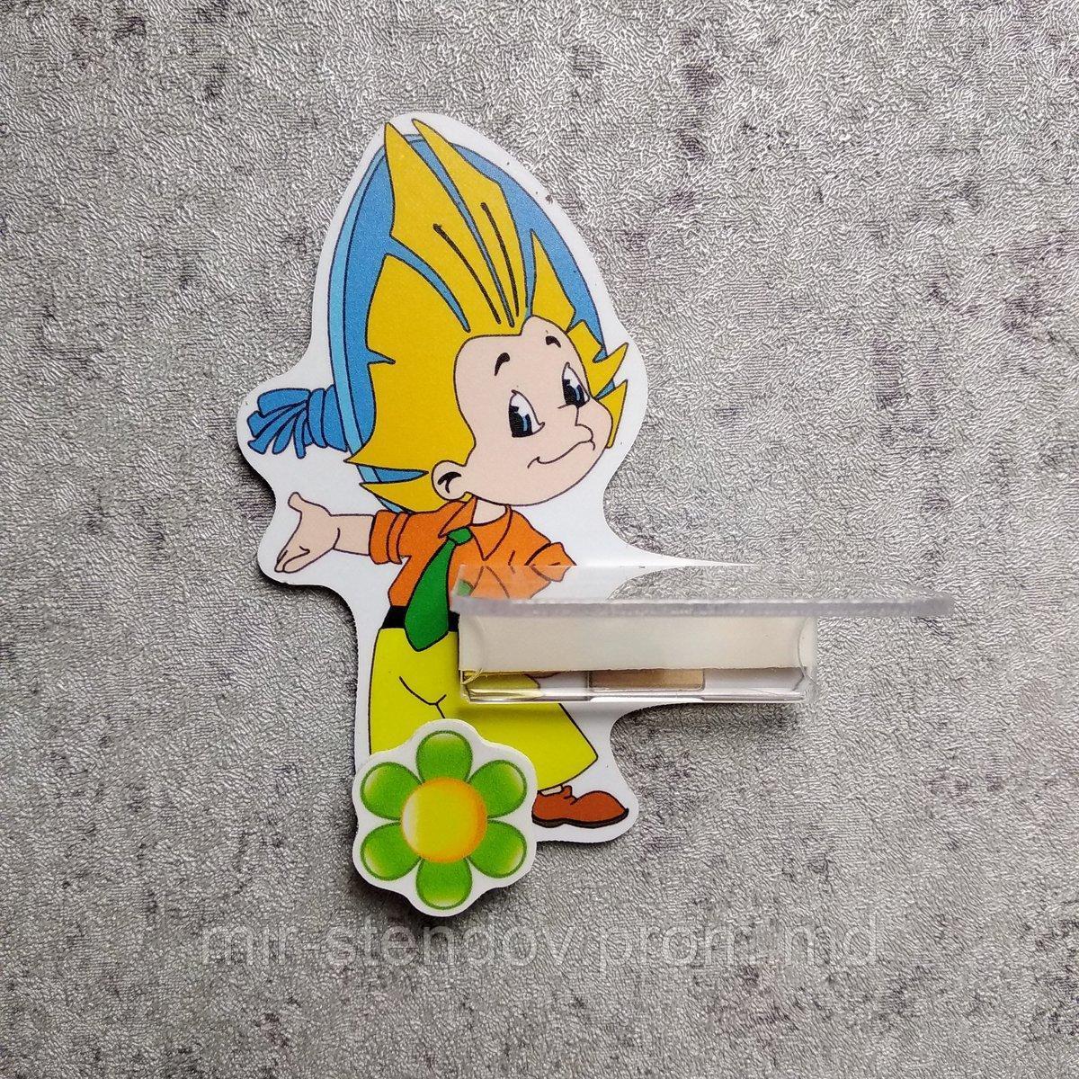 Стенд с полочкой для поделки и магнитом для рисунка Незнайка, фото 1