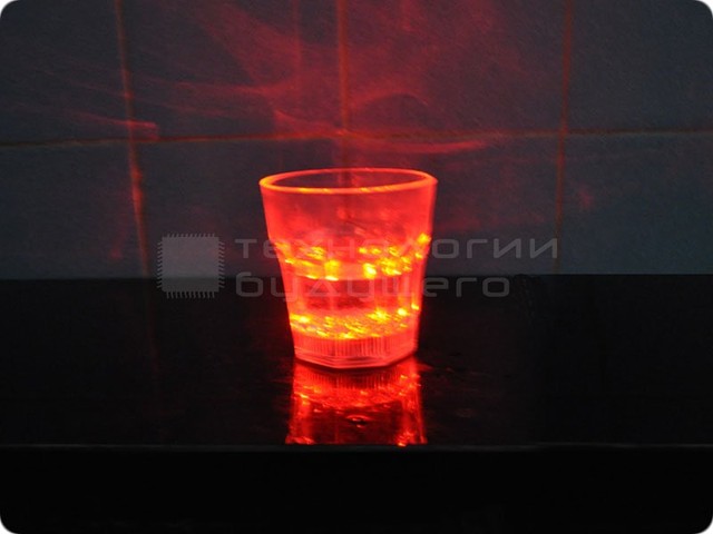 Светодиодный стеклянный стакан с автоматически переливающейся 4-х цветной LED подсветкой. - фото 1 - id-p73366
