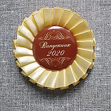 Значок Выпускник с розеткой Кремово-желтая