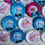 Значок Выпускник с оригинальной розеткой Синий смокинг с белым воротничком, фото 2