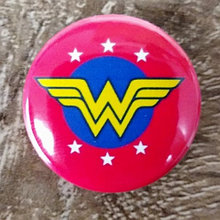 Значок сувенирный "Суперженщина" (Красный фон)