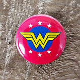 Значок сувенирный "Суперженщина" (Красный фон), фото 2