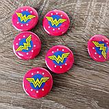 Значок сувенирный "Суперженщина" (Красный фон), фото 3