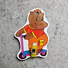 Держатель рисунка с прищепкой Бегемотик