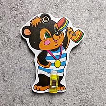 Держатель рисунка с прищепкой Мишка спортсмен