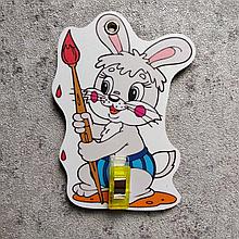 Держатель рисунка с прищепкой Зайчик с кисточкой