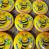 Значок с надписью "Пчела маленькая, а и та работает", фото 2