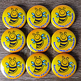 Значок с надписью "Пчела маленькая, а и та работает", фото 3