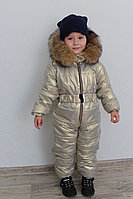 Утепленный осенне-зимний детский комбинезон на синтепоне с капюшоном с опушкой, плащевка металлик, для девочки
