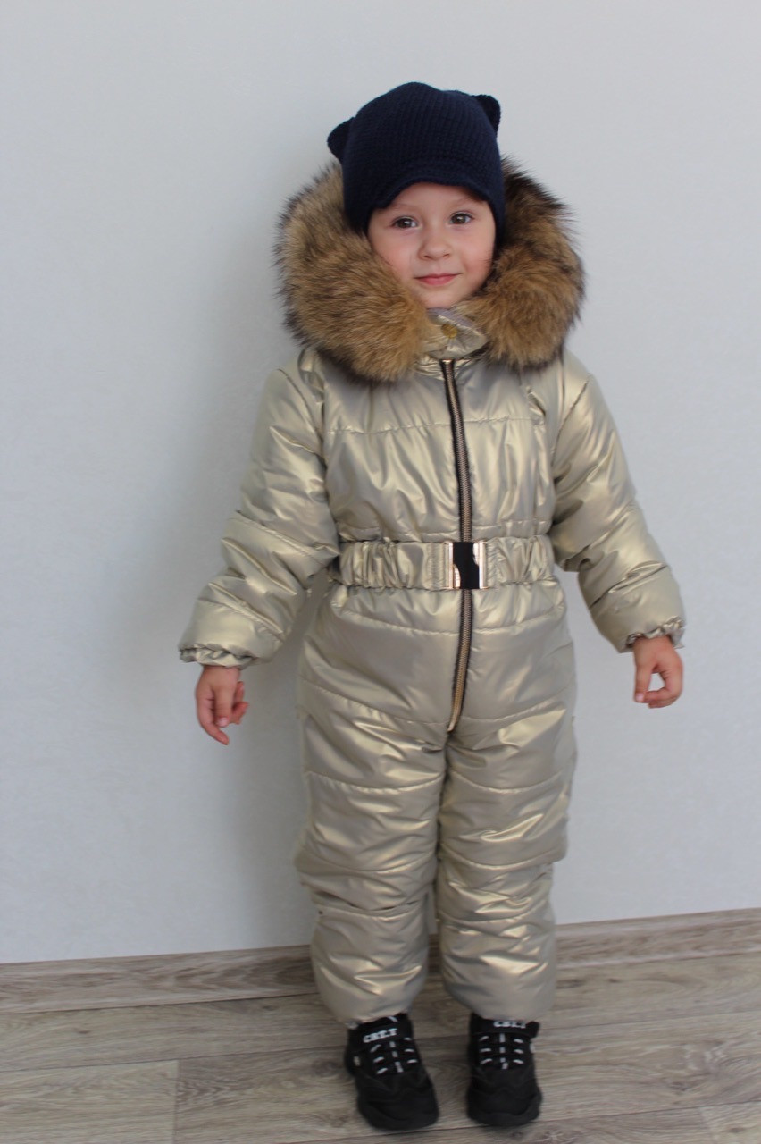 Утепленный осенне-зимний детский комбинезон на синтепоне с капюшоном с опушкой, плащевка металлик, для девочки - фото 1 - id-p10419329