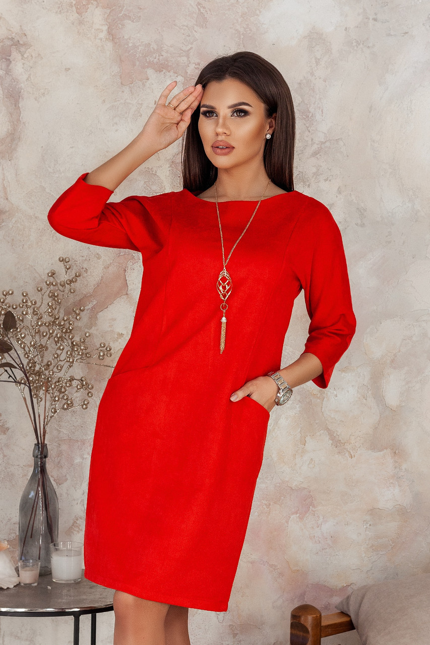 Деловое элегантное замшевое приталенное платье с карманами и украшением подвеской в комплекте - фото 1 - id-p10424165