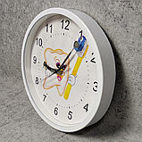 Часы настенные в пластиковом корпусе со стеклом и уникальными стрелками. Зубная щетка (Оранж), фото 2