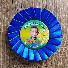 Значок на выпускной с фото и розеткой (синей и красной)