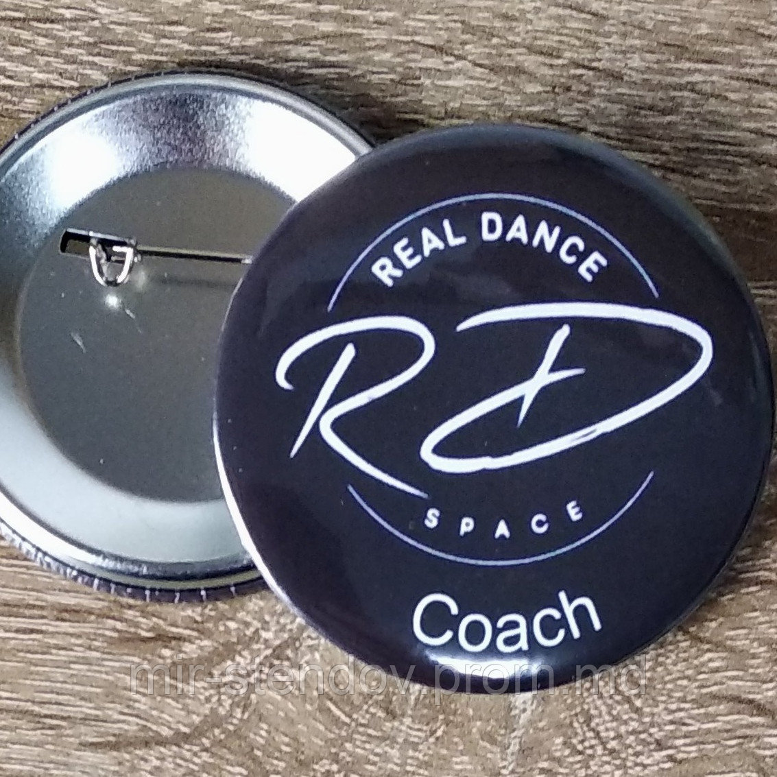 Именные значки c логотипом танцевальной команды "Real danse space" 50 мм, С логотипом и надписью "Coach" - фото 1 - id-p10449004