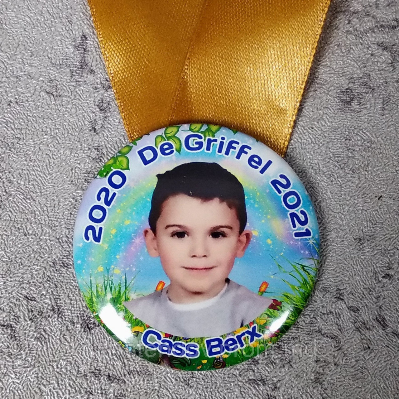 Медаль выпускника с фотографией и золотой лентой, фото 1