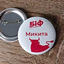 Значки-бейджи с именами работников Пицерии