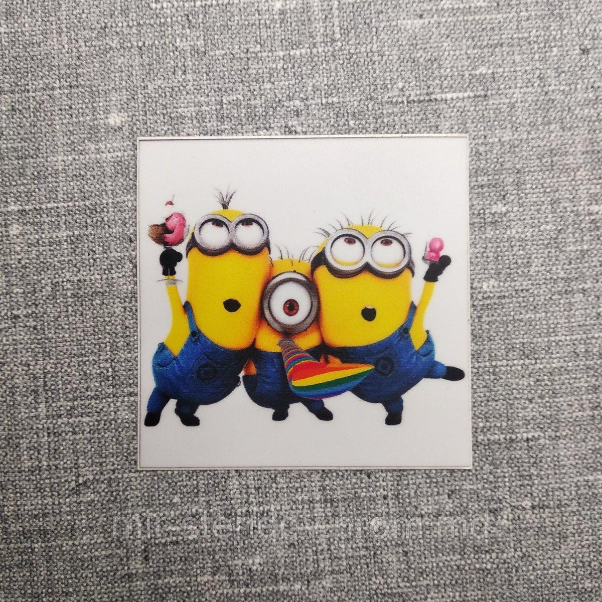 Наклейка на выключатель Миньоны, фото 1