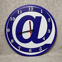 Круглые настенные часы с изображением значка "@"