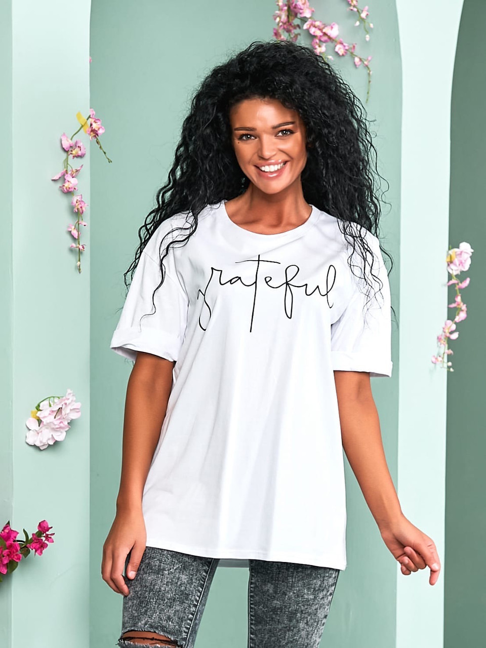 Удлиненная молодежная летняя женская хлопковая футболка на короткий рукав, с надписью спереди - фото 1 - id-p10472698
