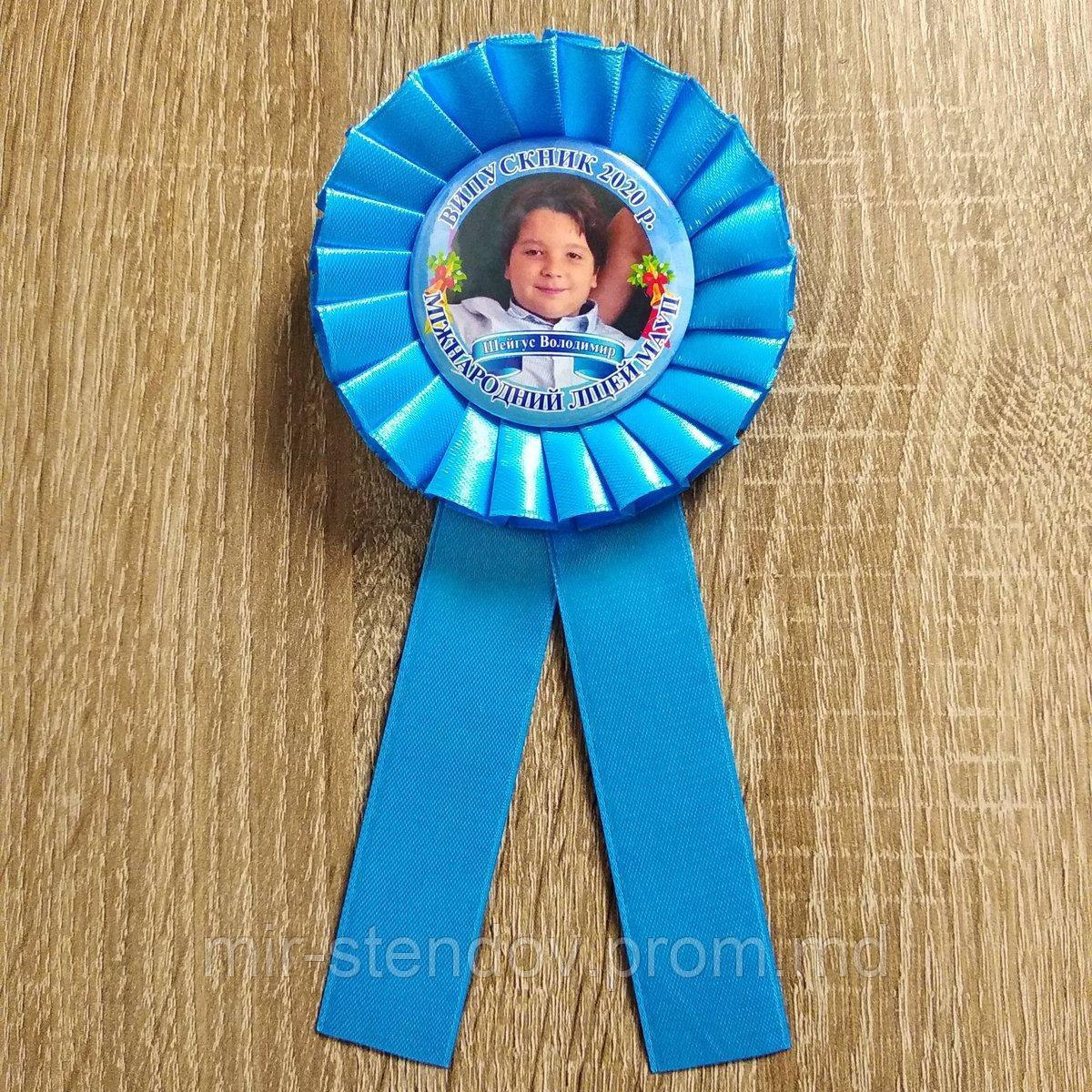 Значок с розеткой и хвостиками Выпускник младшей школы, фото 1