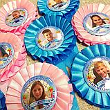 Значок с розеткой и хвостиками Выпускник младшей школы, фото 2