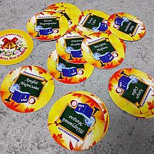 Изготовление памятных надписей для обратной стороны значков с розетками