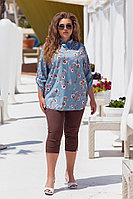 Женский летний костюм: джинсовые облегающие капри и блуза в цветы, батал большие размеры