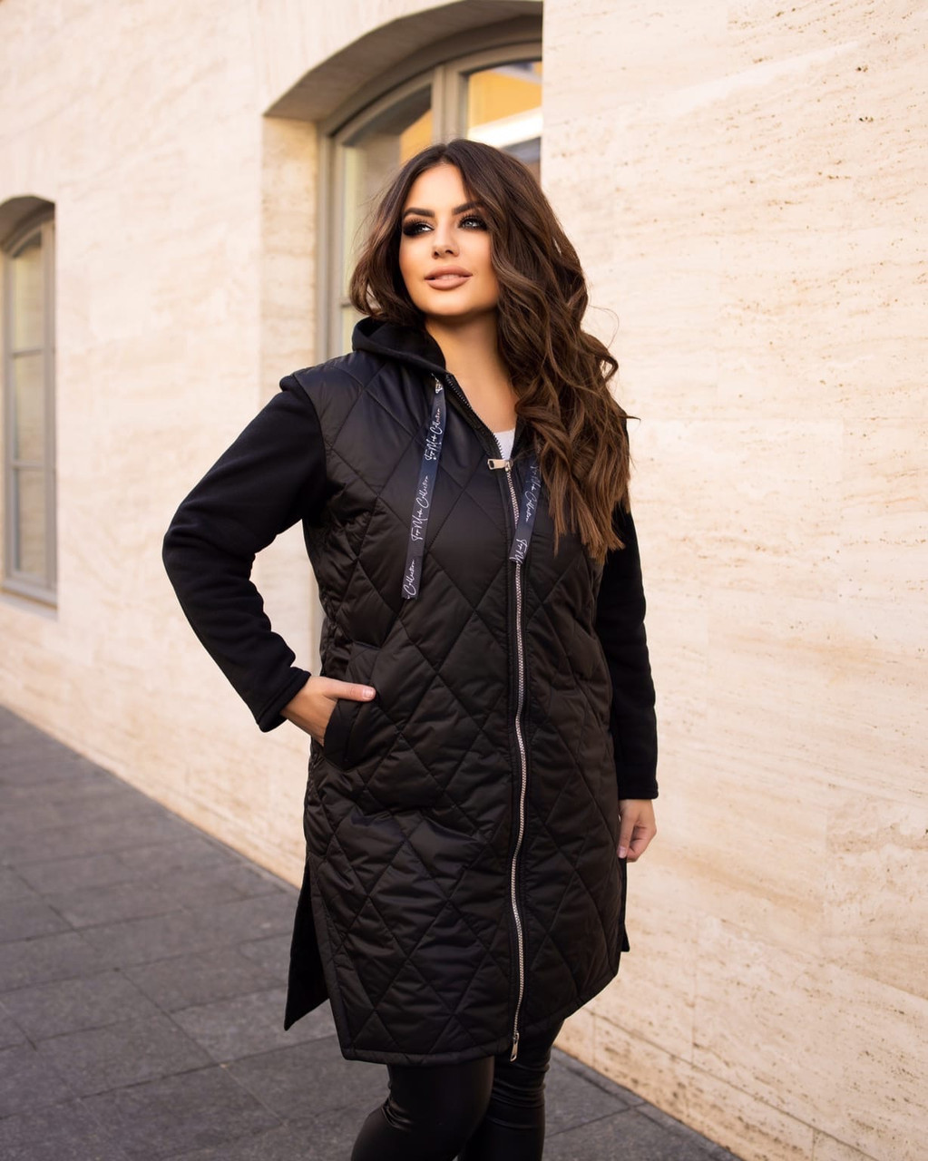 Женская стеганная осенняя куртка на синтепоне и с трикотажными рукавами, с капюшоном, батал большие размеры - фото 1 - id-p10513086