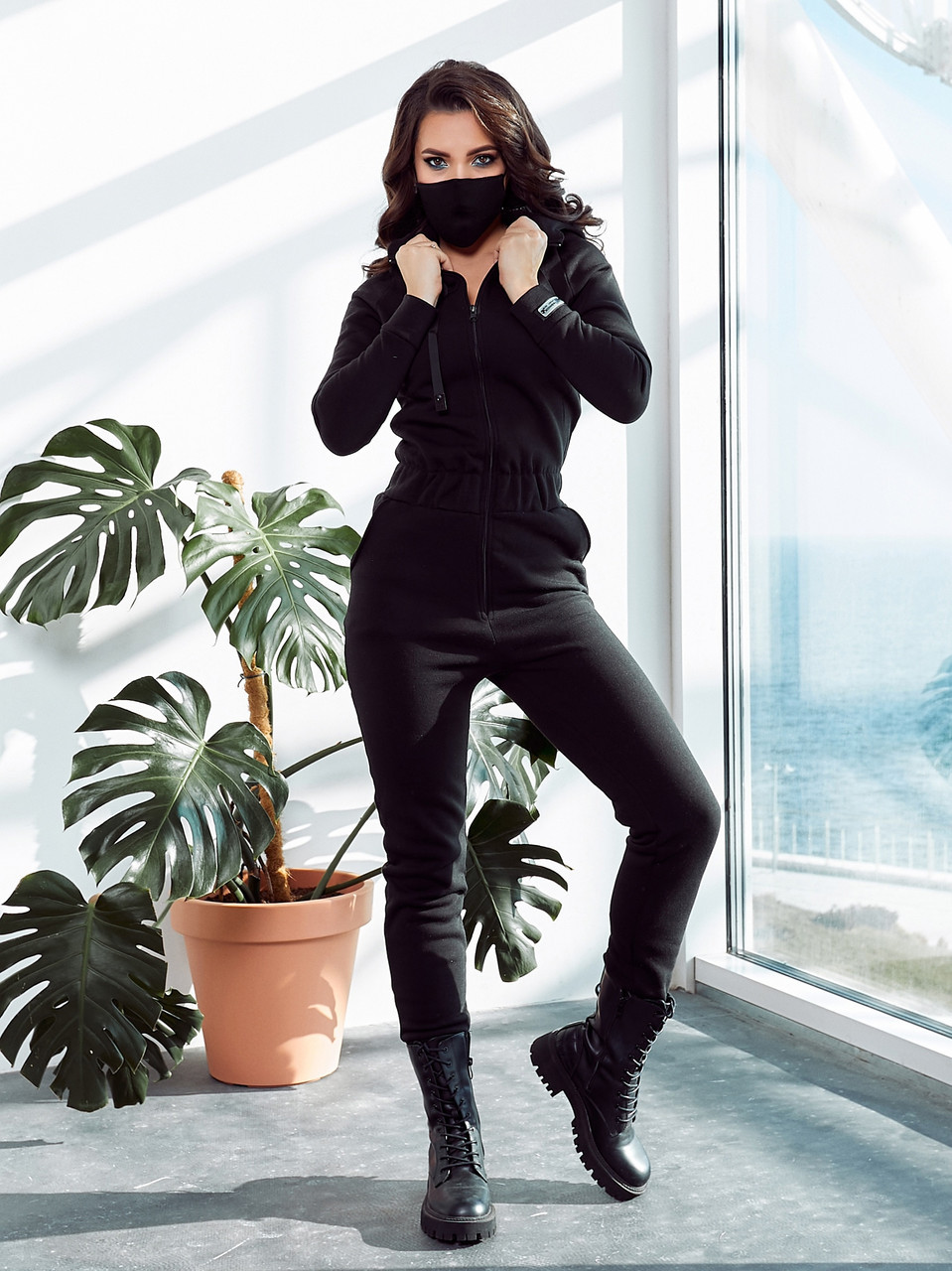 Модный теплый женский зимний комбинезон с начесом в спортивном стиле с маской в комплекте - фото 1 - id-p10517085