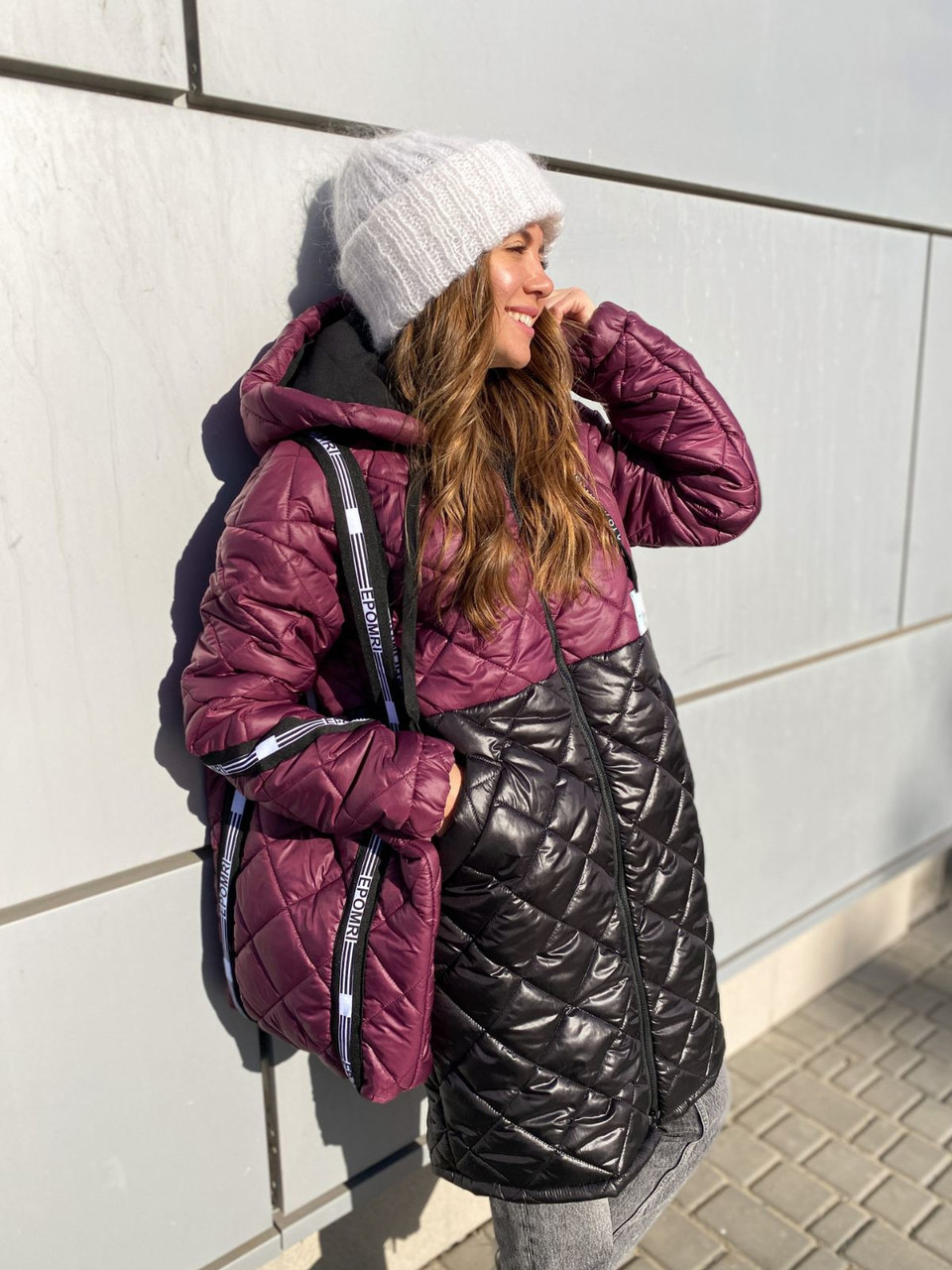 Женская стильная стеганная в ромбик удлиненная весенняя куртка с капюшоном и сумкой в комплекте - фото 1 - id-p10519348