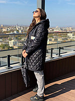 Женская стильная стеганная в ромбик удлиненная весенняя куртка с капюшоном и сумкой, батал большие размеры