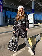 Женская стильная стеганная в ромбик удлиненная весенняя куртка с капюшоном и сумкой в комплекте