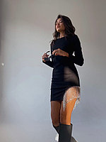 Стильное облегающее коктейльное платье с бахромой из страз сбоку на бедре