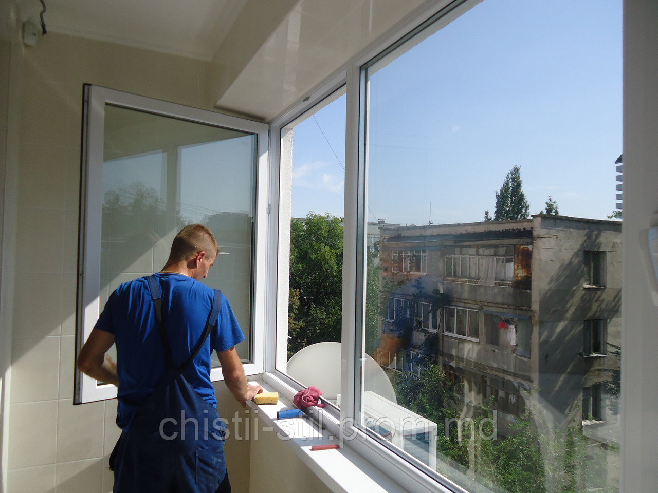 Мытье окон ремонта. Мойка окон. Мытье окон и балконов. Мойка балконных окон. Мытье балконного окна.